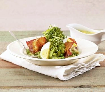 2013-10-avocado-erbsen-salat-mit-rohschinken-chips
